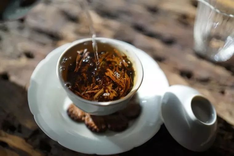 【茶百科】茶汤中的“泡泡”究竟是什么？